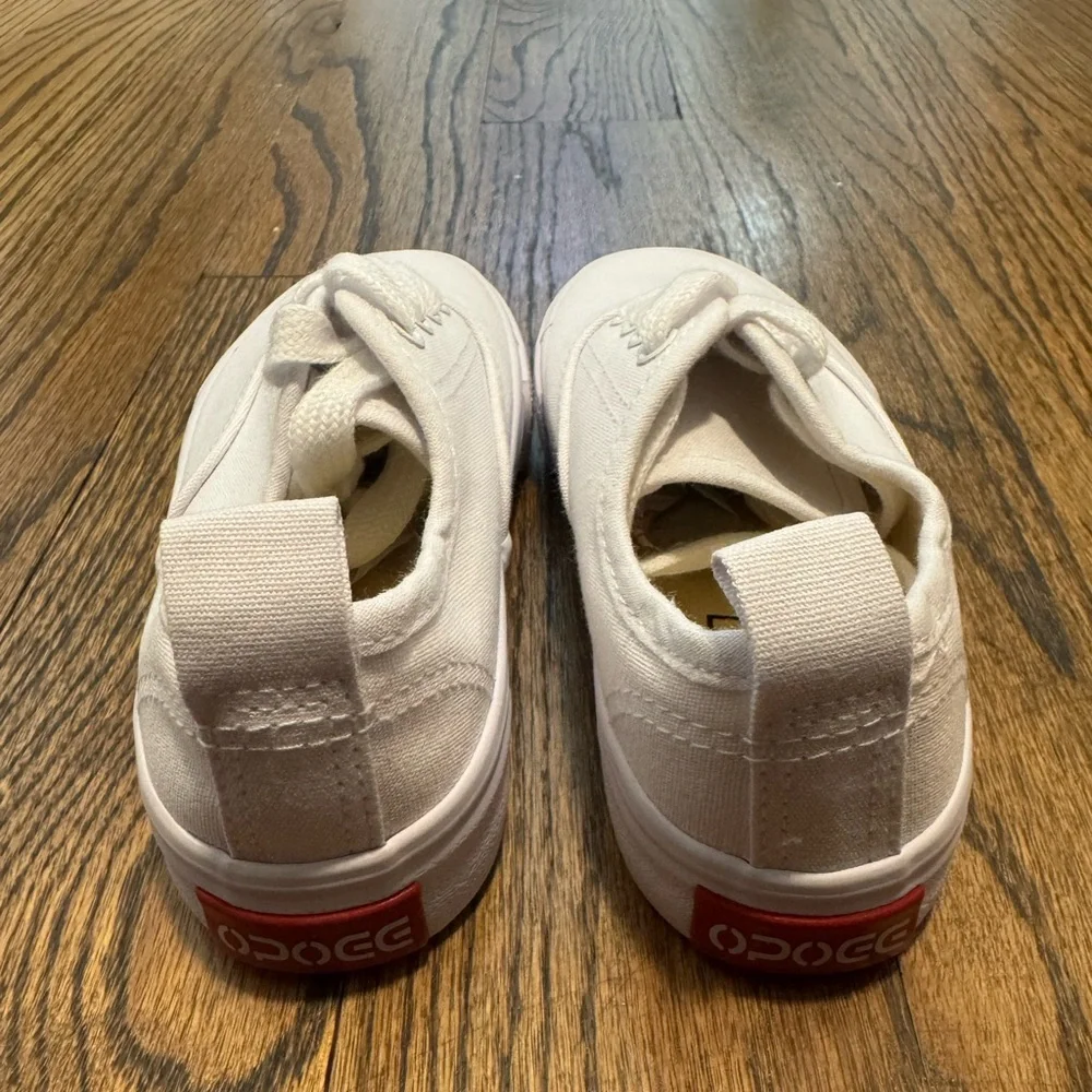 OPOEE White Canvas Lace-Up Sneakers – Toddler EU 26 (US 9)